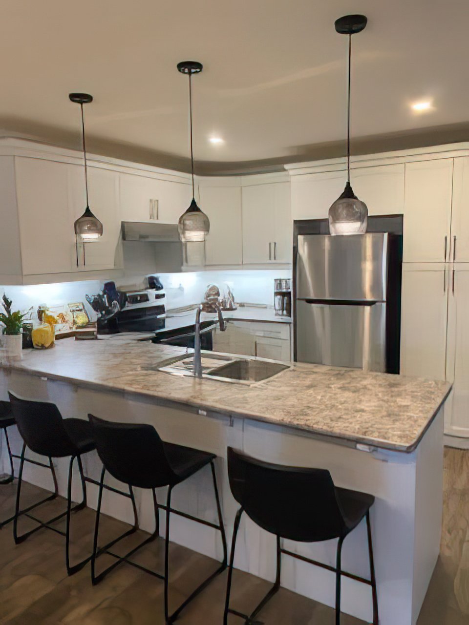 Kitchen with breakfast bar